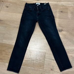 FRAME “le skinny de jeanne” dark wash skinny jeans